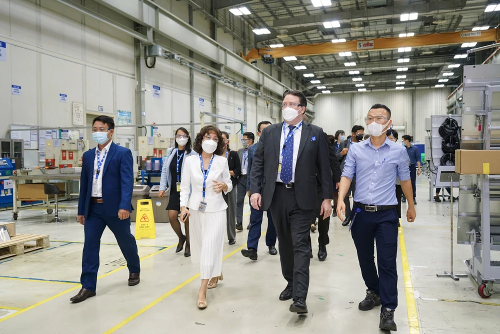 Đại sứ Mỹ tại Việt Nam Marc Knapper tham quan nhà máy GE tại Hải Phòng. Ảnh: ĐSQ Mỹ