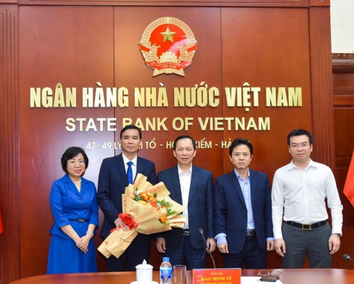 Phó Thống đốc thường trực NHNN Đào Minh Tú (đứng giữa), Tổng Biên tập Hoàng Thanh Nhàn (ngoài cùng bên trái) và lãnh đạo Vụ Tổ chức cán bộ NHNN chúc mừng Phó Tổng Biên tập Trần Trung Thượng. Ảnh: SBV Phó Thống đốc thường trực NHNN Đào Minh Tú (đứng giữa), Tổng Biên tập Hoàng Thanh Nhàn (ngoài cùng bên trái) và lãnh đạo Vụ Tổ chức cán bộ NHNN chúc mừng Phó Tổng Biên tập Trần Trung Thượng. Ảnh: SBV