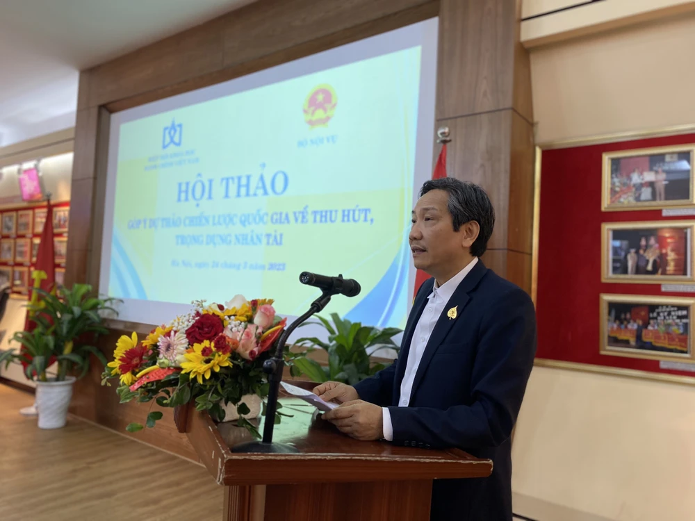 Trần Anh Tuấn - Chủ tịch Hiệp hội Khoa học hành chính Việt Nam ghi nhận các ý kiến góp ý cho đề án của Bộ Nội vụ. ẢNH: MINH TRÚC