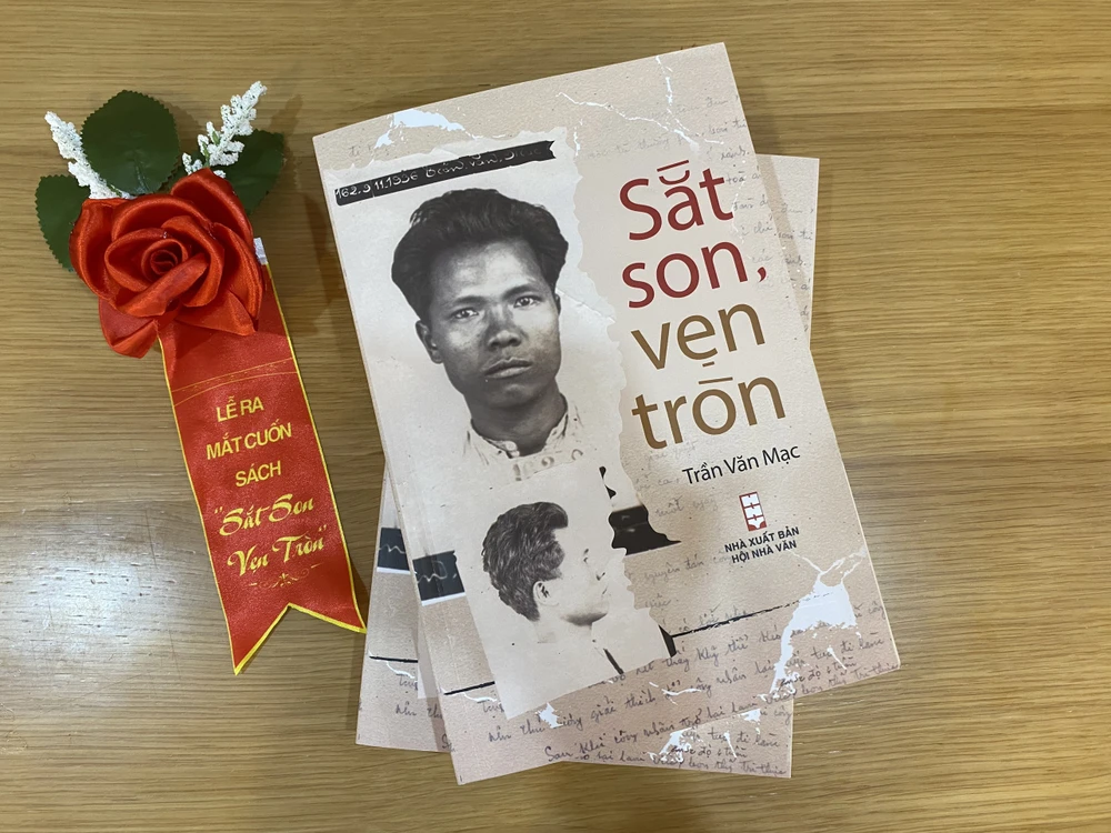 "Sắt son, vẹn tròn" không chỉ là hồi ký mà còn là tư liệu lịch sử quý báu, góp phần làm giàu pho sử nước nhà. Ảnh: MINH TRÚC "Sắt son, vẹn tròn" không chỉ là hồi ký mà còn là tư liệu lịch sử quý báu, góp phần làm giàu pho sử nước nhà. Ảnh: MINH TRÚC