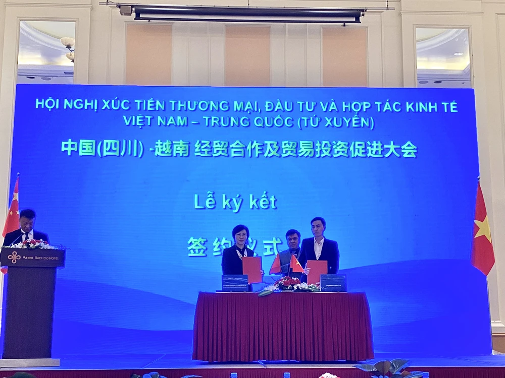 Lễ ký 3 Bản ghi nhớ hợp tác giữa doanh nghiệp Việt Nam và doanh nghiệp Tứ Xuyên (Trung Quốc) sáng 3-4. ẢNH: MINH TRÚC