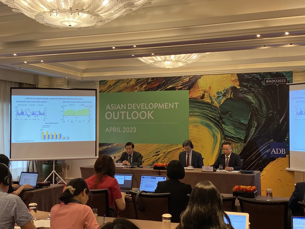 Tăng trưởng kinh tế Việt Nam trong năm 2023 sẽ bị hạn chế do suy thoái kinh tế thế giới. Ảnh: MINH TRÚC