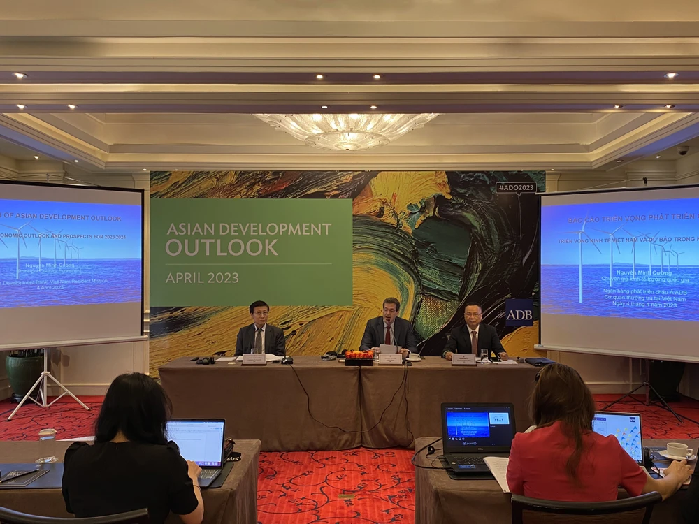 Ba bước đột phá cho kinh tế Việt Nam tăng trưởng bền vững là: chính sách tiền tệ, khối lượng lớn đầu tư công, cùng với việc mở cửa trở lại của Trung Quốc. ẢNH: MINH TRÚC