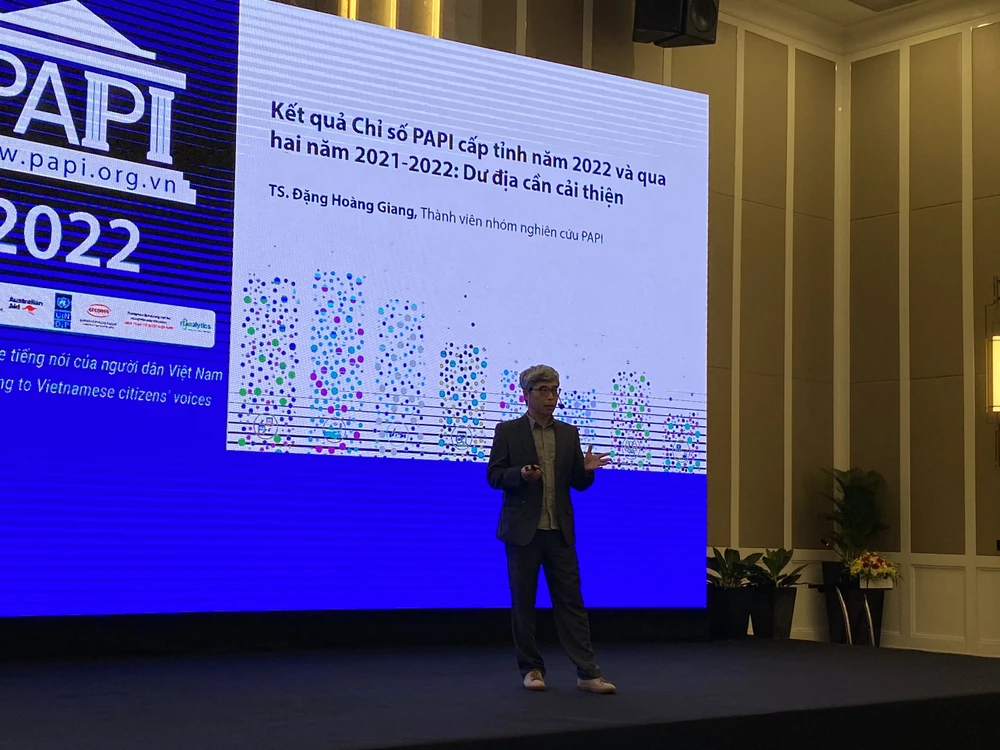 TS Đặng Hoàng Giang - Phó Giám đốc Trung tâm Nghiên cứu phát triển hỗ trợ cộng đồng (CECODES) công bố những vấn đề nổi bật của PAPI 2022. ẢNH: MINH TRÚC