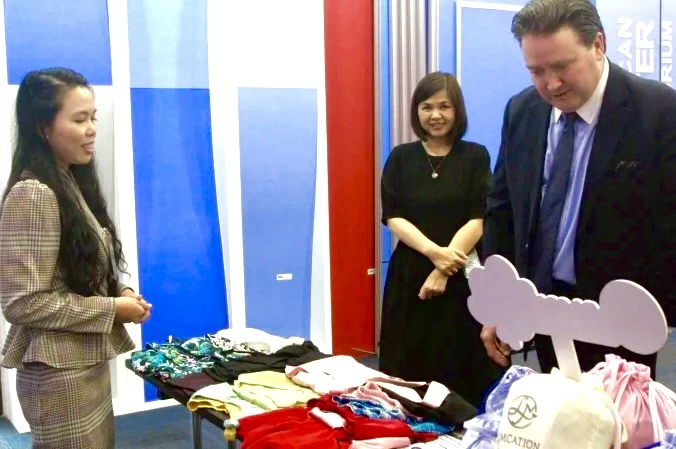 Đại sứ Mỹ Marc E. Knapper thăm quan gian hàng của một công ty khởi nghiệp