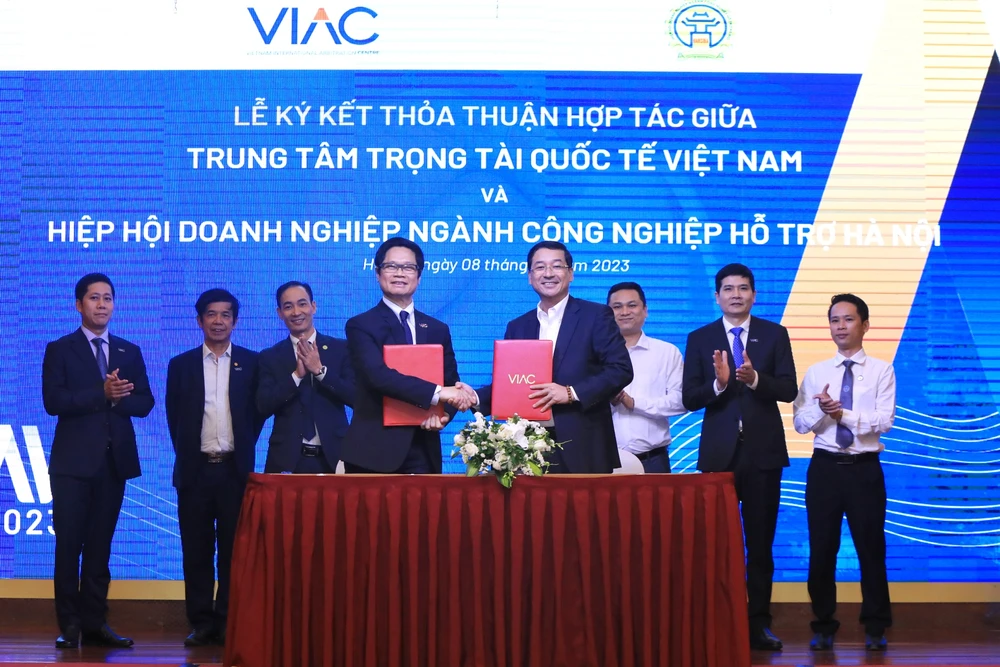 Lễ ký kết thỏa thuận hợp tác giữa VIAC và các hiệp hội.