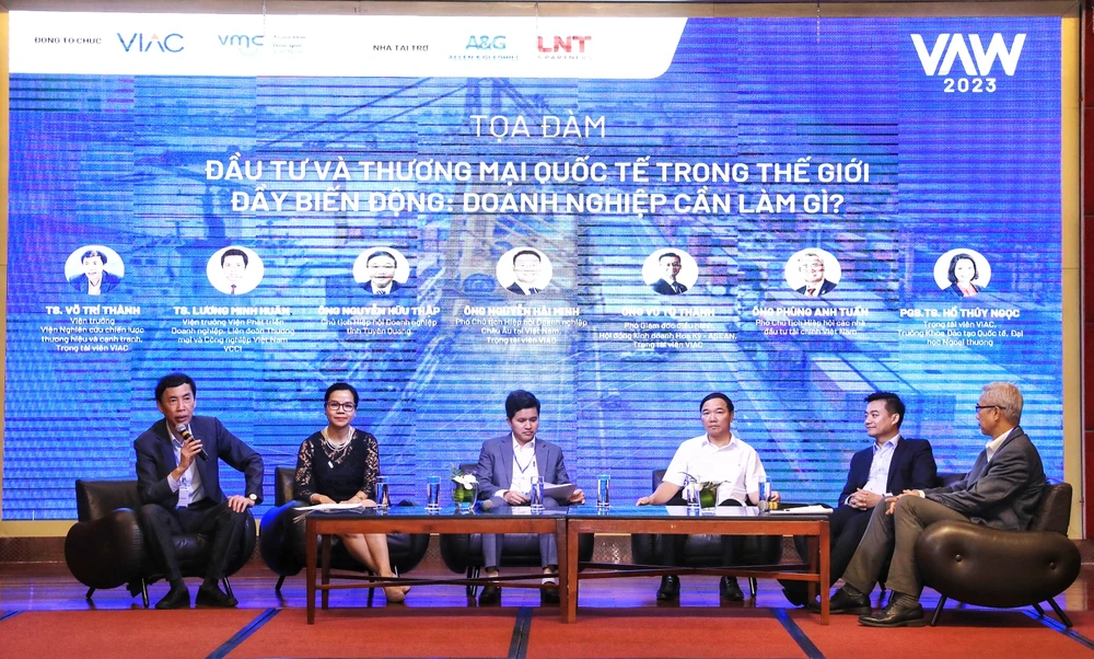 Khách mời tại toạ đàm "Đầu tư và thương mại quốc tế trong thế giới đầy biến động: Doanh nghiệp cần làm gì?”