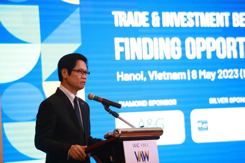 TS. Vũ Tiến Lộc – Chủ tịch Trung tâm Trọng tài Quốc tế Việt Nam (VIAC) phát biểu tại Hội thảo.