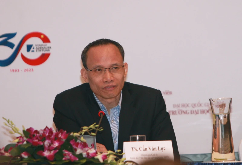 Chuyên gia Kinh tế trưởng Ngân hàng BIDV, TS Cấn Văn Lực, chia sẻ tại toạ đàm. Ảnh: M.T