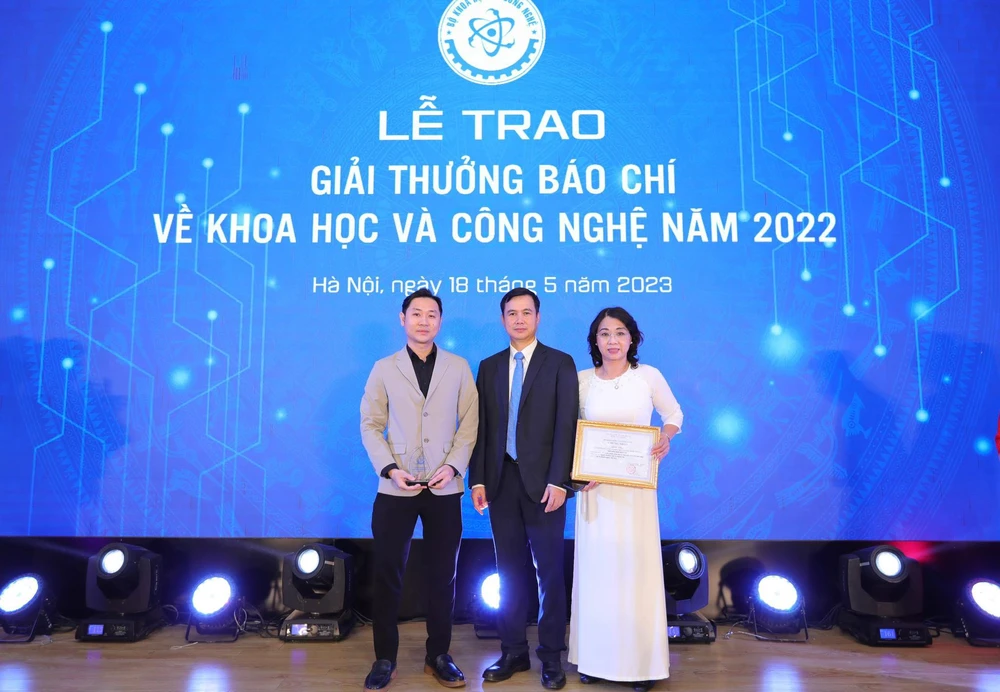 Nhà báo Nguyễn Thị Hoài Anh và La Quang Duy (Tạp chí Doanh nghiệp Việt Nam) nhận Giải thưởng với vệt 5 bài