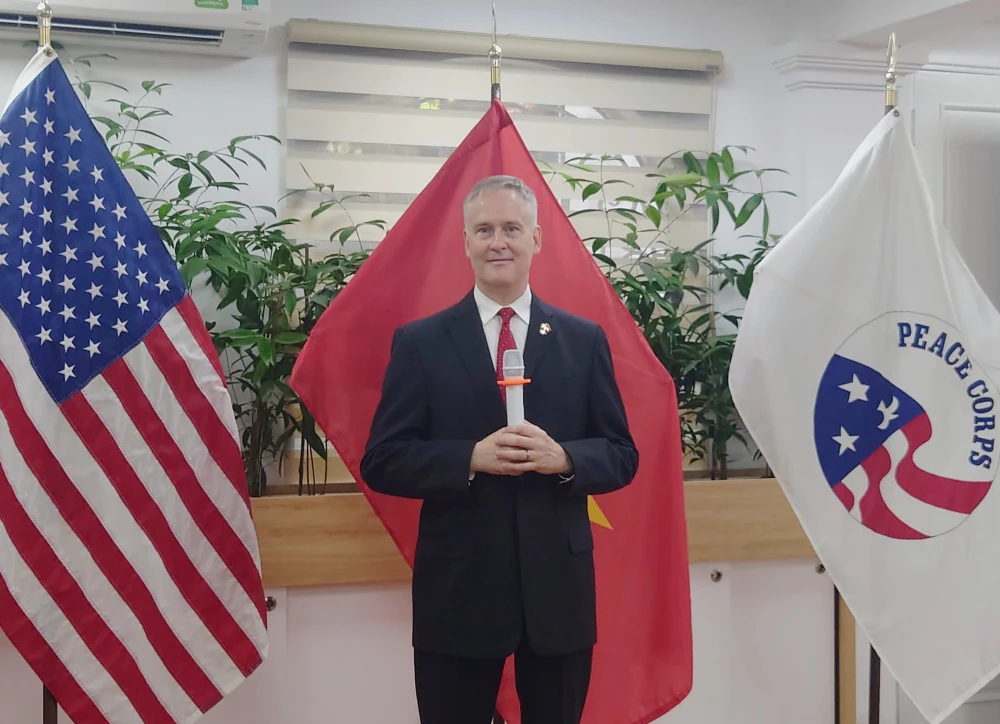 Giám đốc Quốc gia Herrington chia sẻ về hoạt động của Chương trình Hòa bình trong buổi lễ bổ nhiệm