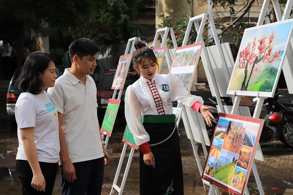 Không gian triển lãm ảnh và trưng bày ảnh đẹp du lịch Sơn La với 150 tác phẩm ảnh nghệ thuật đã đoạt giải ở các cuộc thi ảnh.