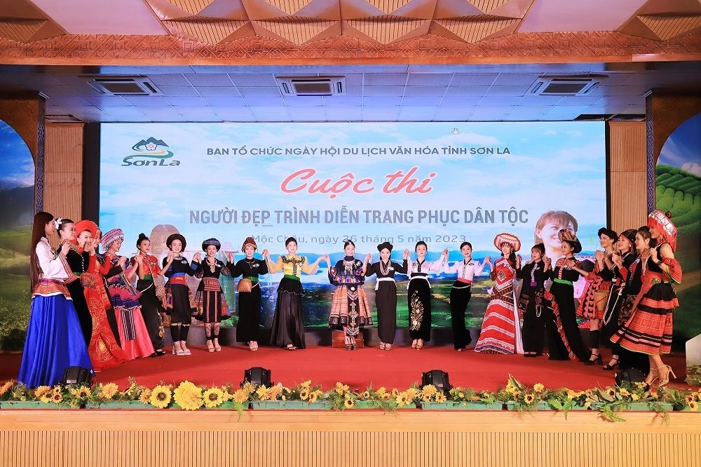 21 thí sinh với những bộ trang phục dân tộc nguyên bản và cách tân đã đem đến những sắc màu văn hóa độc đáo