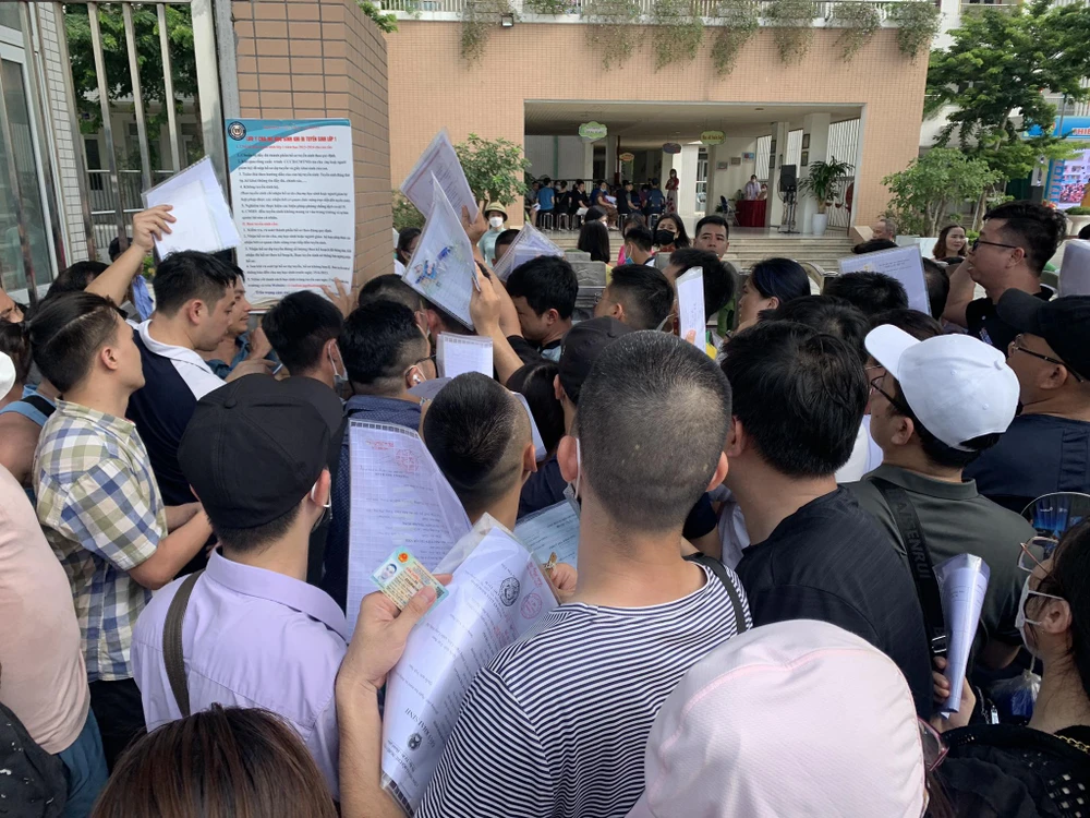 Hàng trăm phụ huynh xếp hàng ở cổng Trường Tiểu học Vạn Bảo (Hà Đông, Hà Nội) để nộp hồ sơ vào lớp 1 cho con. Ảnh: CTV Hàng trăm phụ huynh xếp hàng ở cổng Trường Tiểu học Vạn Bảo (Hà Đông, Hà Nội) để nộp hồ sơ vào lớp 1 cho con. Ảnh: CTV