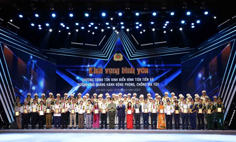 Thủ tướng Phạm Minh Chính và Bộ trưởng Tô Lâm chụp ảnh lưu niệm, chúc mừng các gương điển hình tiên tiến trong phòng, chống ma túy