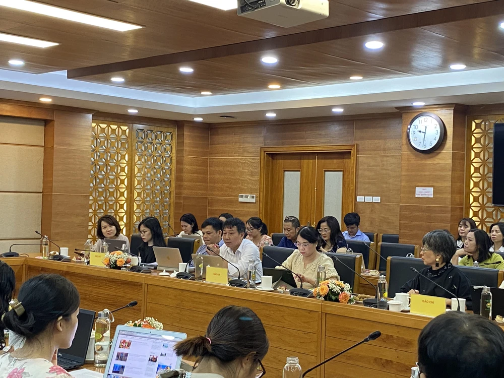 Phóng viên đặt câu hỏi tại toạ đàm về giá hàng hoá tăng trong khi chỉ số giá tiêu dùng (CPI) vẫn "đẹp như mơ". Ảnh: Minh Trúc