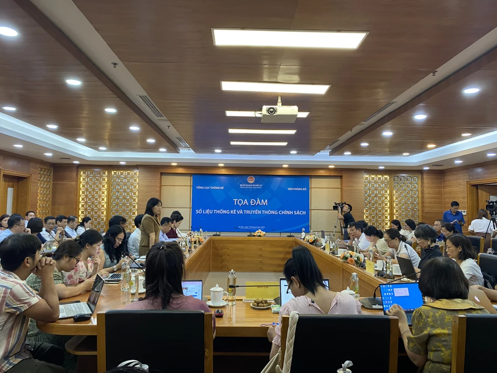 Tổng cục trưởng Tổng cục Thống kê Nguyễn Thị Hương chia sẻ tại toạ đàm. Ảnh: Minh Trúc