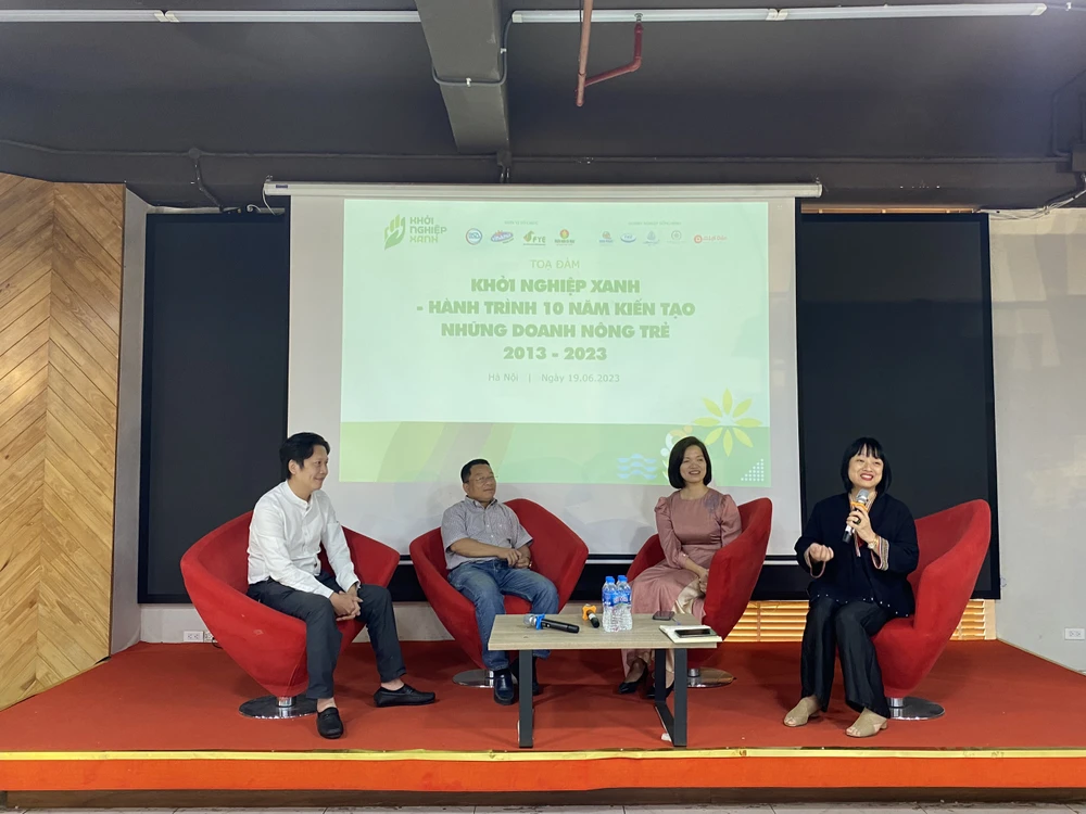 Các diễn giả chia sẻ về hành trình 10 năm tại toạ đàm. Ảnh: Minh Trúc