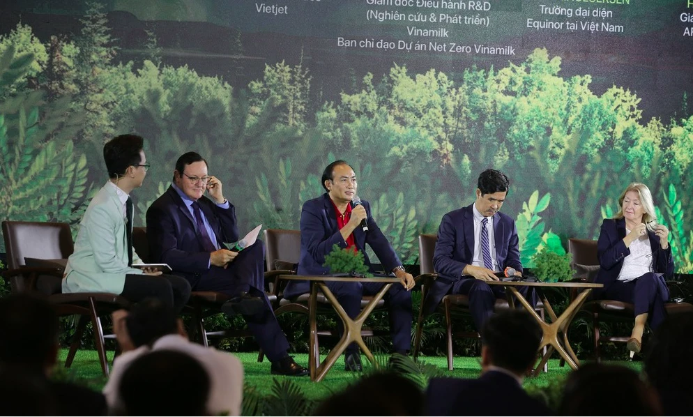 Ông Tô Việt Thắng, Phó Tổng Giám đốc Vietjet chia sẻ tại tọa đàm.