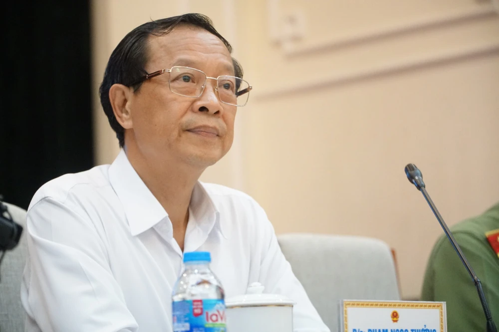 Thứ trưởng Bộ GD-ĐT Phạm Ngọc Thưởng trả lời báo chí tại họp báo chiều 29-6. Ảnh: Phi Hùng