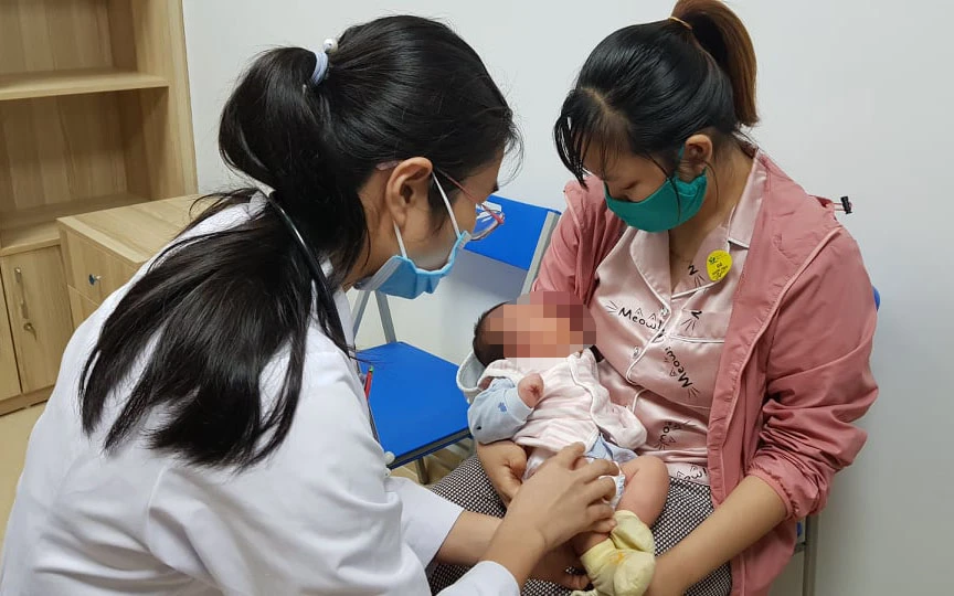 Trẻ từ lúc sinh ra đến khi 24 tháng tuổi cần phải được khám sức khỏe định kỳ để phát hiện các bệnh sớm. Ảnh: Bệnh viện Nhi Trung ương.