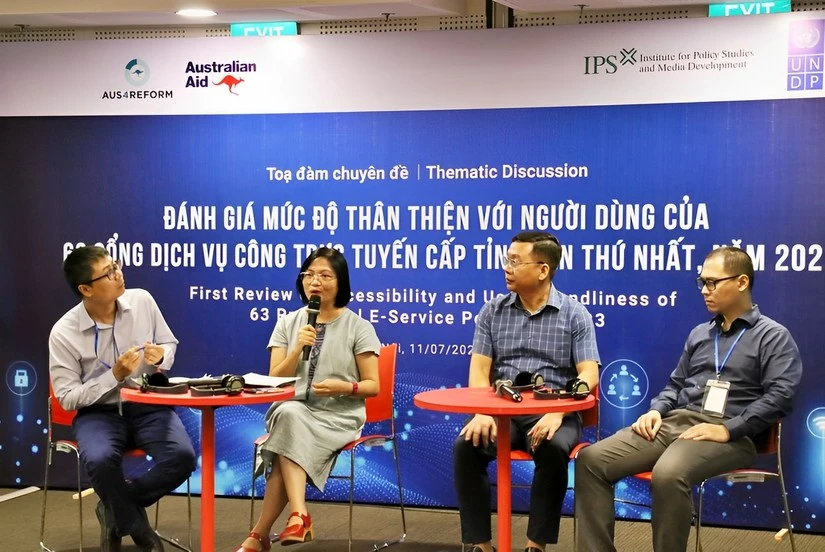 Đại diện nhóm nghiên cứu và các chuyên gia tại toạ đàm sáng 11-7.