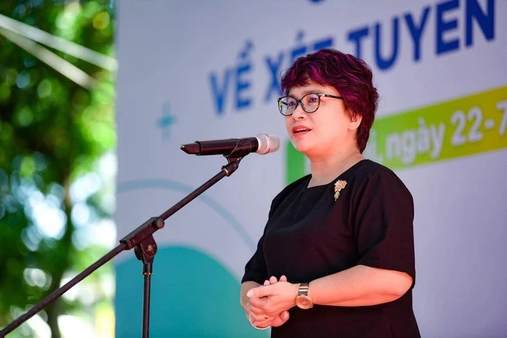 PGS.TS Nguyễn Thu Thủy - Vụ trưởng Vụ Giáo dục Đại học (Bộ GD&amp;ĐT) giải đáp thắc mắc tại ngày hội. Ảnh: TTO/Nam Trần