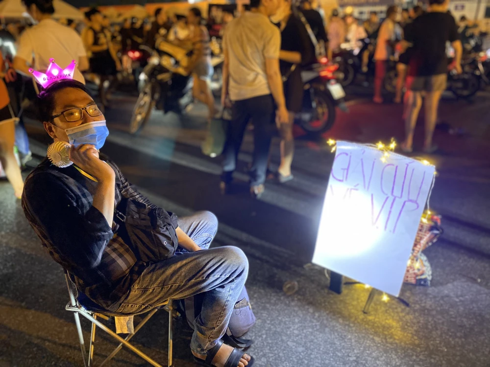 Anh C. (Hà Nội) với tấm biển "Giải cứu vé VIP" ngồi ở cửa sân vận động Mỹ Đình đã 2 ngày. Ảnh: Minh Trúc