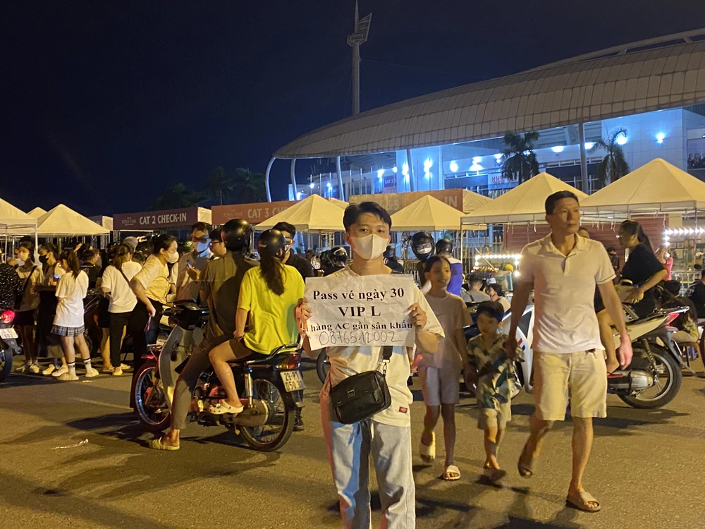 Nhiều bạn trẻ đến sân vận động để pass vé giá rẻ. Ảnh: Minh Trúc