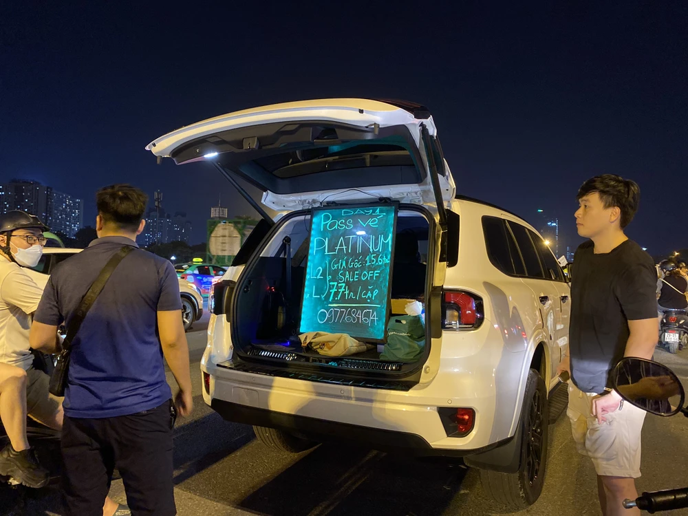 Nhiều khách đến hỏi nhưng vẫn ngại rút hầu bao vì kêu đắt. Ảnh: Minh Trúc