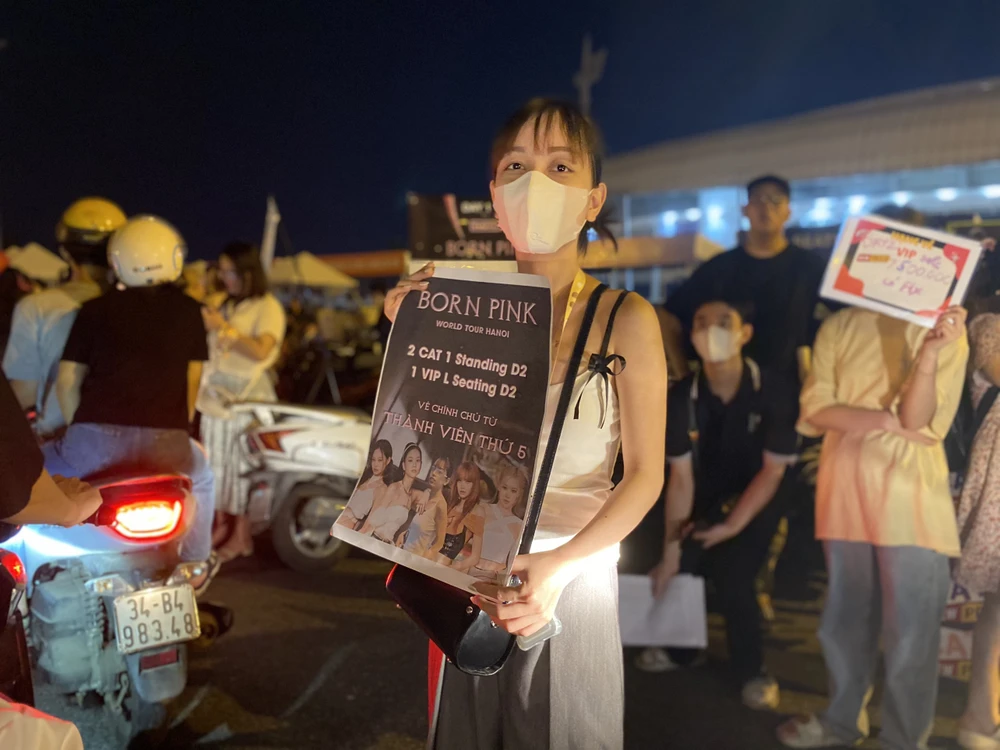 Nhiều hình thức chào bán vé với giá rẻ đã được các bạn trẻ áp dụng. Ảnh: Minh Trúc