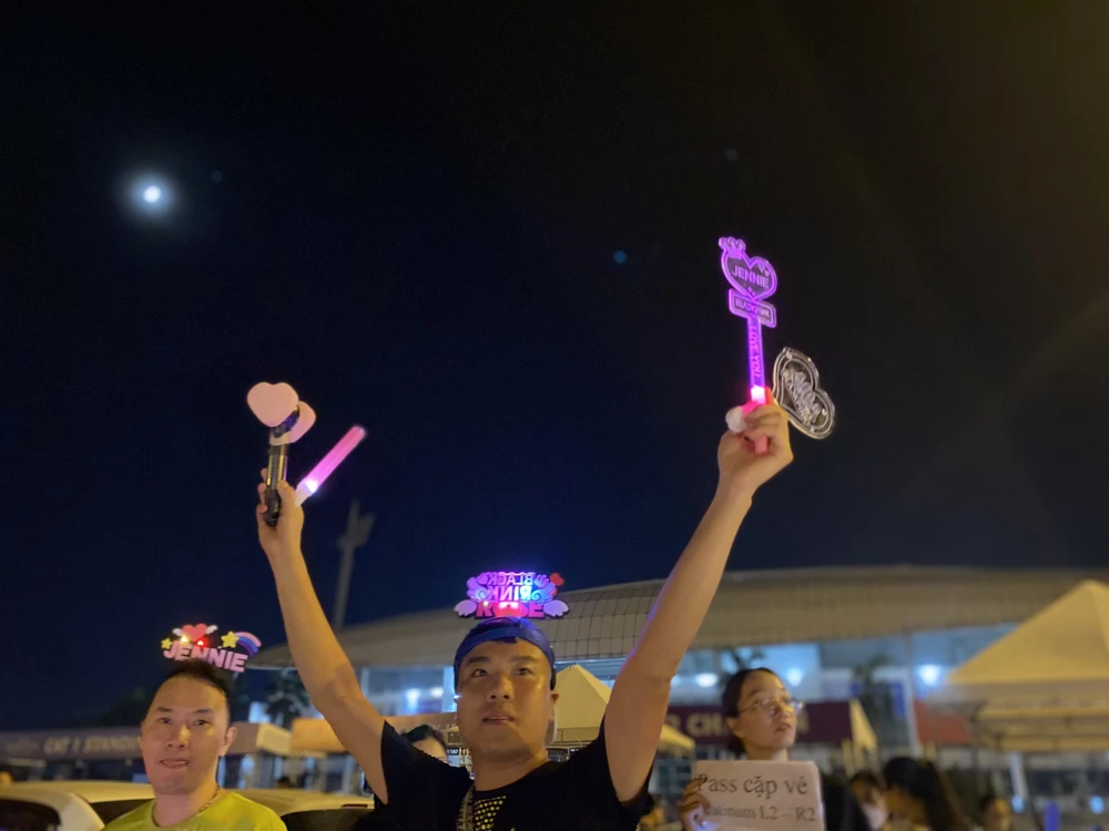 Ngoài vé xem concert, lightstick, bờm phát sáng, sticker, banner của nhóm nhạc BlackPink... cũng được bày bán tại sân vận động. Ảnh: Minh Trúc