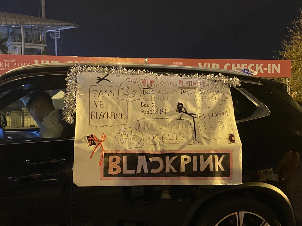 Dù vé đã được "sale up to 50%" nhưng vẫn "ế ẩm". Ảnh: Minh Trúc