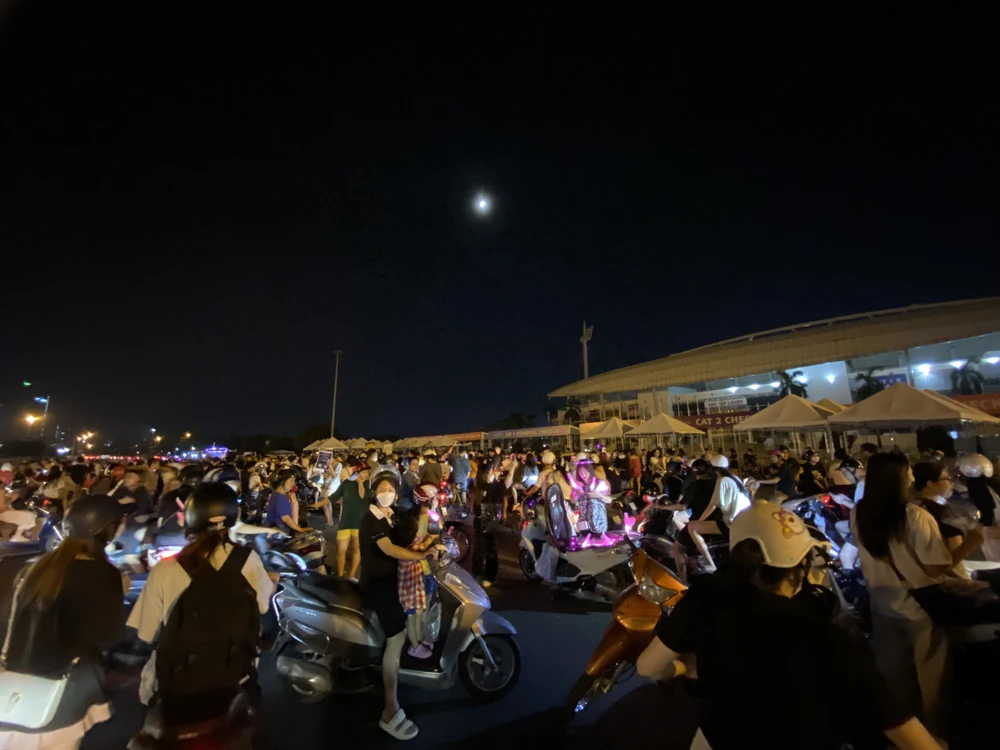 Rất đông người dân tụ tập tại sân vận động Mỹ Đình nhằm buôn, bán vé concert BlackPink. Ảnh: Minh Trúc