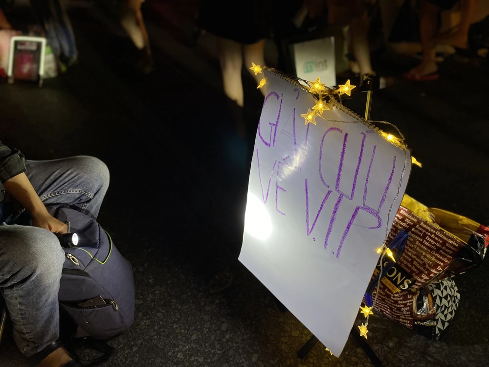 Muôn kiểu chào bán vé đang diễn ra tại sân vận động Mỹ Đình. Ảnh: Minh Trúc