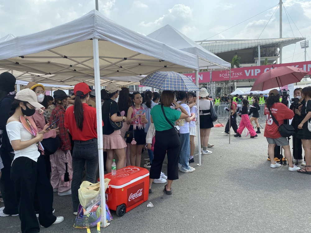Bất chấp thời tiết nắng nóng, fan Blackpink xếp hàng chờ xem concert ảnh 1