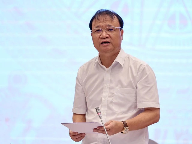 Thứ trưởng Bộ Công Thương Đỗ Thắng Hải trả lời báo chí về đề xuất điều chỉnh giá điện 3 tháng/lần. Ảnh: VGP/Nhật Bắc