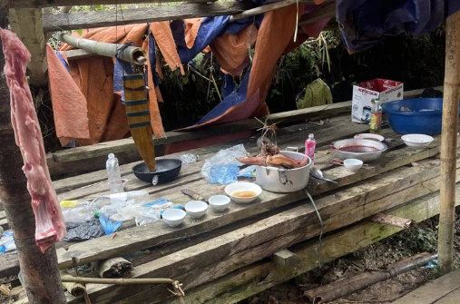 Khu vực nấu ăn và để thực phẩm tại đám ma. Ảnh: Sở Y tế Lào Cai