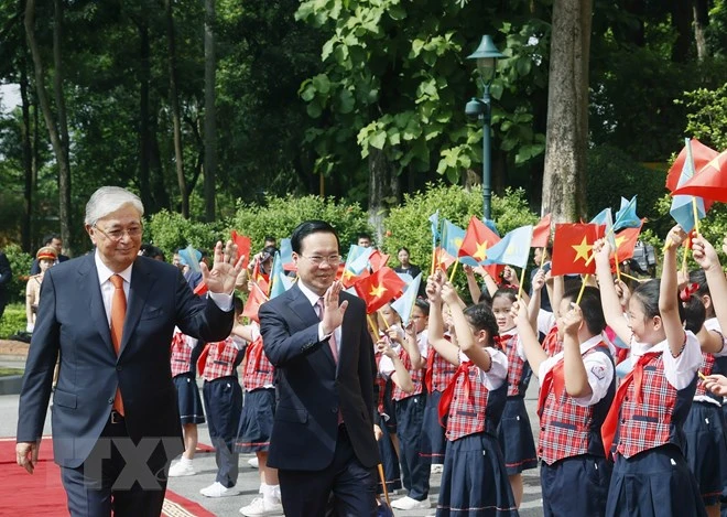 Chủ tịch nước Võ Văn Thưởng và Tổng thống Kazakhstan Kassym-Jomart Tokayev với thiếu nhi Thủ đô tại lễ đón. Ảnh: Thống Nhất/TTXVN