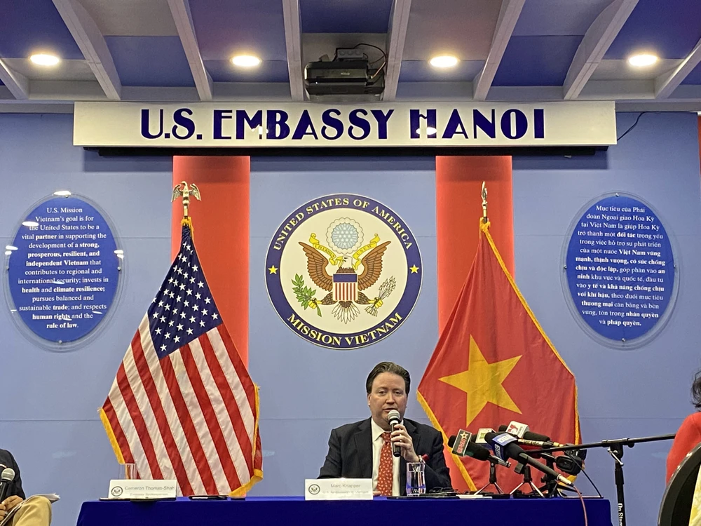 Đại sứ Mỹ tại Việt Nam ông Marc E.Knapper chia buồn vì vụ cháy chung cư mini tại Hà Nội. Ảnh: Minh Trúc