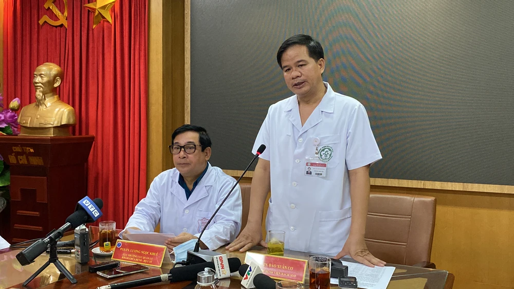 PGS.TS Đào Xuân Cơ, Giám đốc Bệnh viện Bạch Mai thông tin tại họp báo. Ảnh: MINH TRÚC