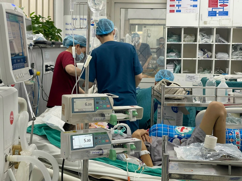 Bệnh viện Bạch Mai đang điều trị cho 3 ca bệnh nặng, phải thở máy. Ảnh: MINH TRÚC