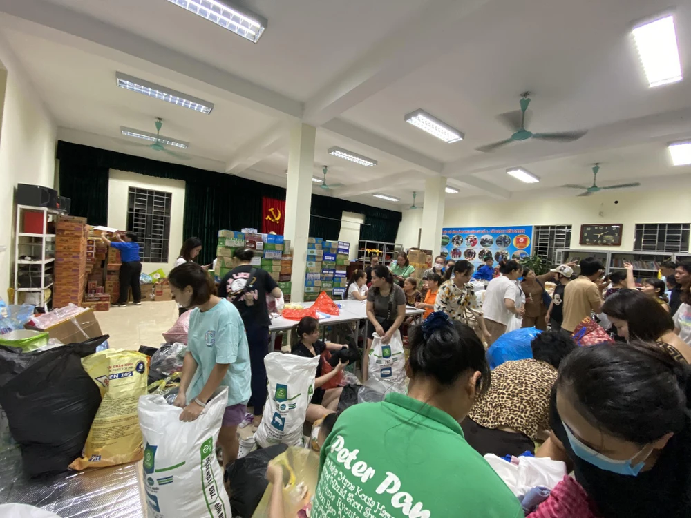 người dân quyên góp 1.jpeg