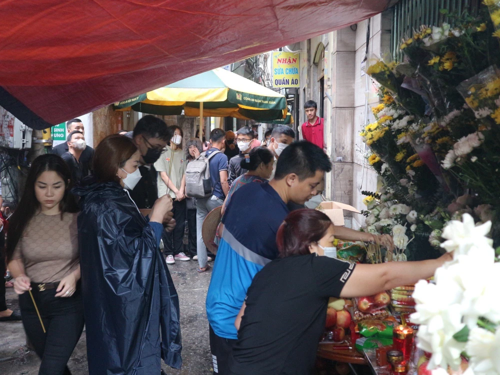 người dân thắp hương 1.jpeg