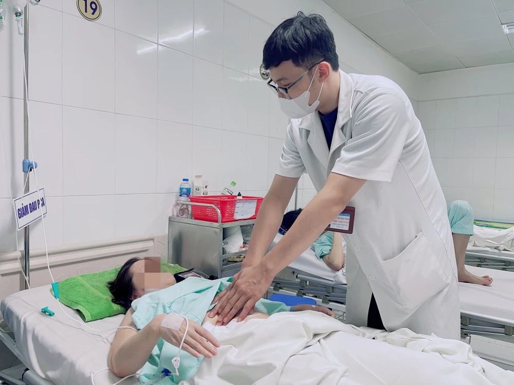 Bác sĩ thăm khám lại cho bệnh nhân sau phẫu thuật lấy dị vật chiếc tăm ra khỏi cơ thể..jpeg