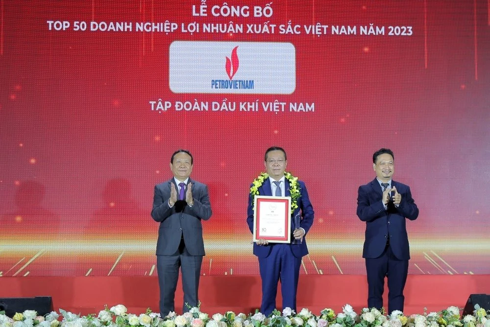 Ông Nguyễn Quang Hùng, Phó Trưởng Ban Truyền thông và Văn hóa doanh nghiệp đại diện Petrovietnam nhận vinh danh tại chương trình.jpeg