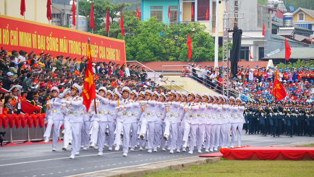 đbp diễu hành 12.jpeg