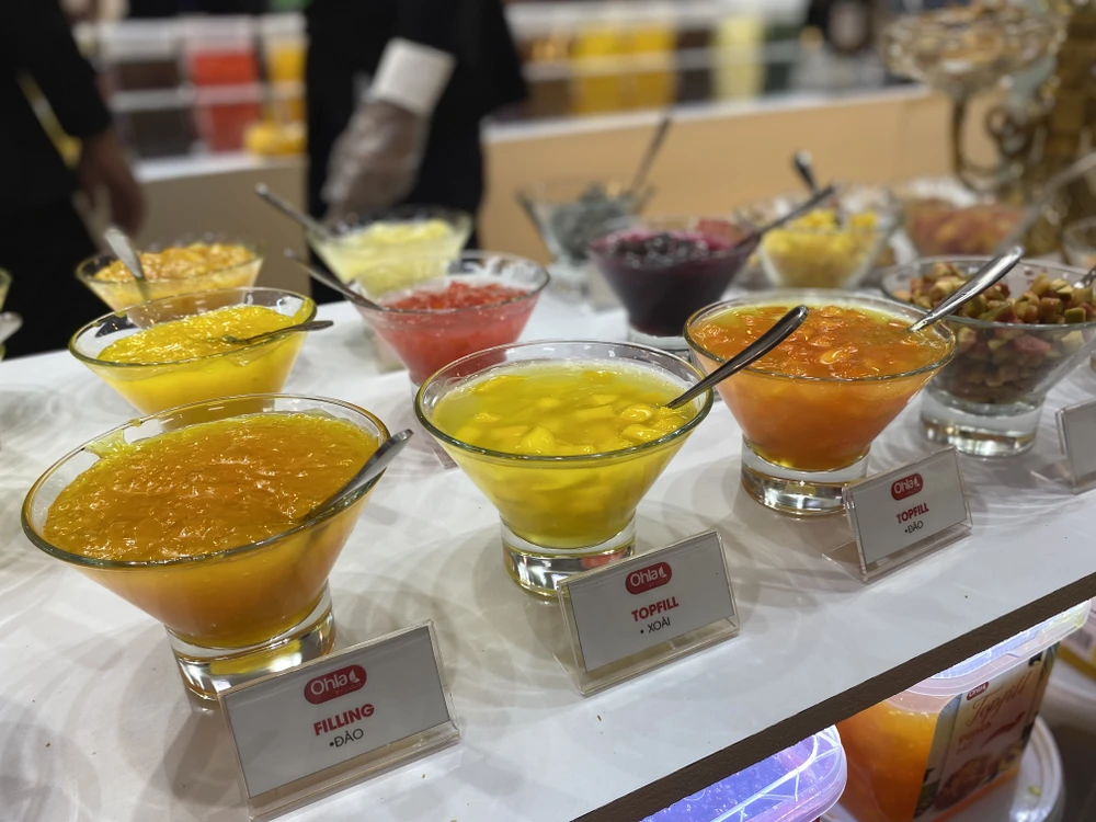 Khách thăm quan có thể dùng thử nhiều sản phẩm tại các gian hàng. Ảnh: MINH TRÚC