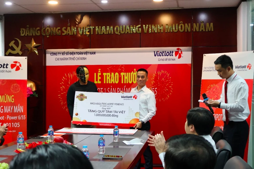 nam thanh niên ở tp.hcm trúng xổ số hơn trăm tỷ 1.png