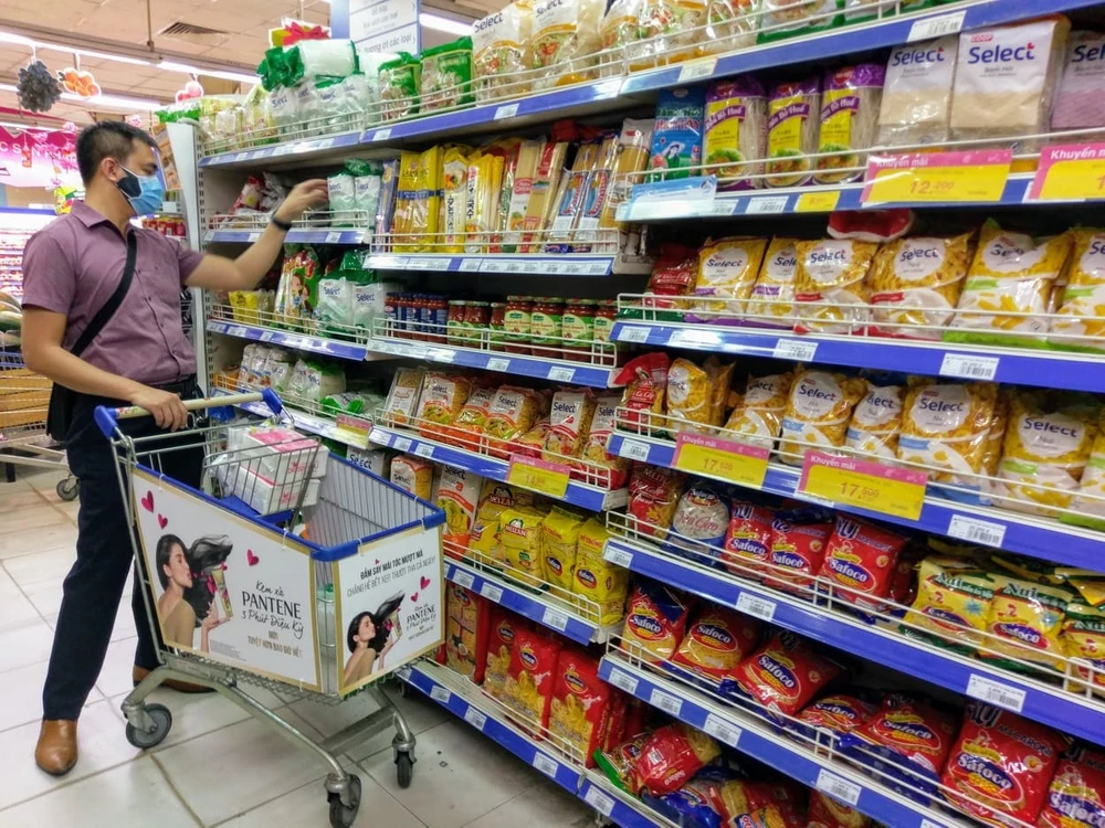 Giảm thuế VAT không chỉ giúp giải phóng gánh nặng cho doanh nghiệp mà còn được kỳ vọng sẽ kích cầu tiêu dùng. Ảnh: MINH TRÚC